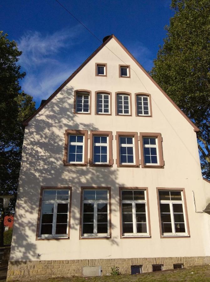 Alte Schule Gaestehaus - Fraeulein Apartment Bitburg Exterior foto